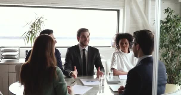 Vedoucí společnosti motivující různorodý tým dává plácnutí na setkání — Stock video