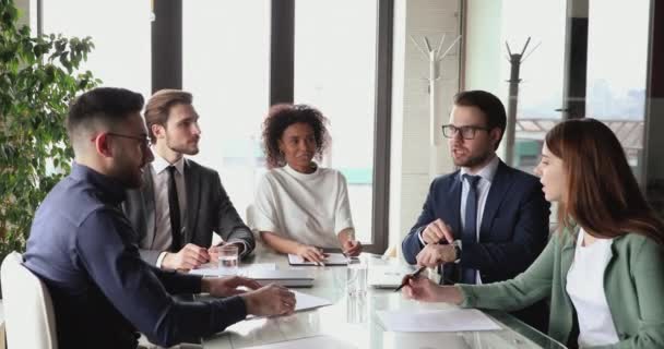 Directrice offrant une idée de marketing lors d'une réunion du conseil d'administration d'un groupe multiethnique — Video