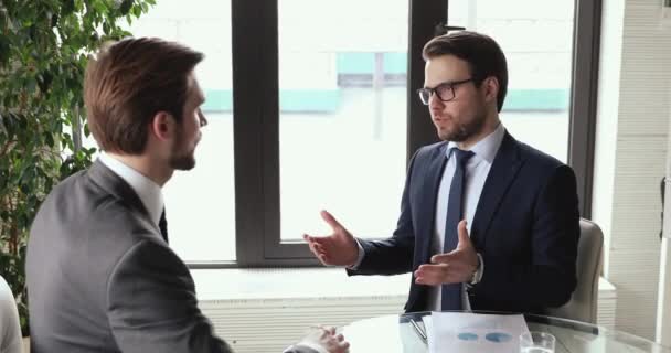 Anlageberater berät männlichen Kunden beim Händeschütteln bei Treffen — Stockvideo