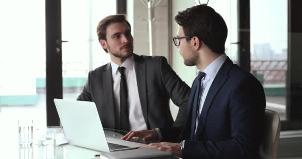 Glimlachende mannelijke zakenpartners handdruk gebruik laptop vinden partnerschap oplossing — Stockvideo