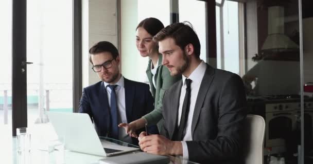 El equipo de empleados profesionales utiliza el trabajo portátil en colaboración en la reunión — Vídeo de stock