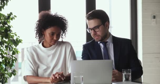 Ejecutivos africanos femeninos y caucásicos discuten estrategia de marketing digital — Vídeos de Stock