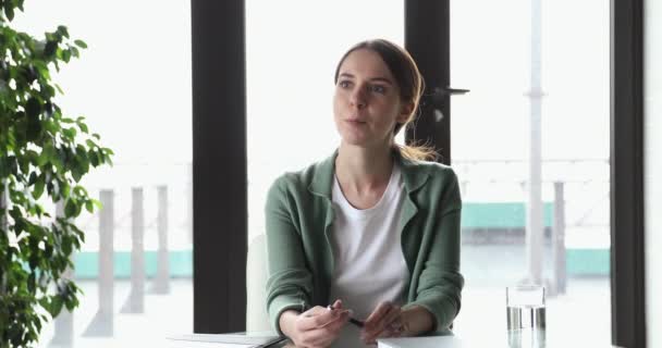 Mladá žena učitel nebo obchodní trenér nahrávání školení virtuální výuka — Stock video