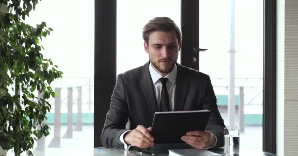Jonge zakenman draagt pak met externe online webcam sollicitatiegesprek — Stockvideo