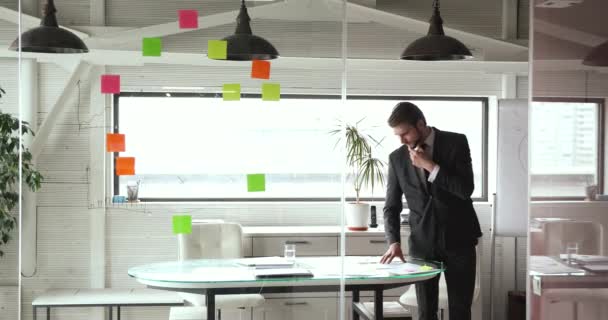 Serieuze zakenman die nadenkt over bedrijfsstrategie controlerapport in kantoor — Stockvideo