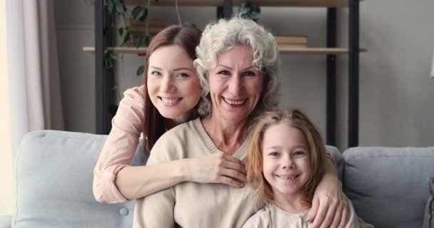 Feliz joven mujer abrazando a la madre mayor y su hija pequeña . — Vídeos de Stock