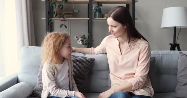 Felice famiglia femminile intergenerazionale godendo di parlare al chiuso . — Video Stock