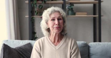 Web kamerası görüntüsü Mutlu son sınıf kadını iyi haberleri paylaşıyor.