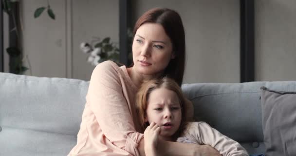 Rozkošné malé dítě dívka těší mluvit s pečující matkou. — Stock video