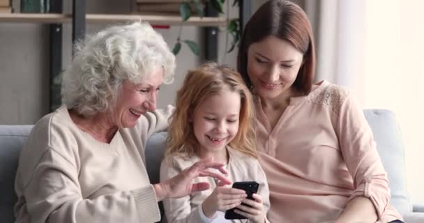 Ευτυχής οικογένεια γυναικών μεταξύ των γενεών που ασχολούνται με τη χρήση της τεχνολογίας. — Αρχείο Βίντεο