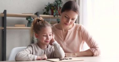 Masa oyununda yer alan mutlu çoklu jenerasyon ailesi.