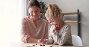 Sevinçten havalara uçan küçük kız annesiyle oynarken başarısız oldu..