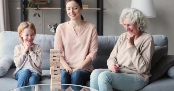 Pequeño niño involucrado en juego de construcción con mamá y abuela . — Vídeo de stock