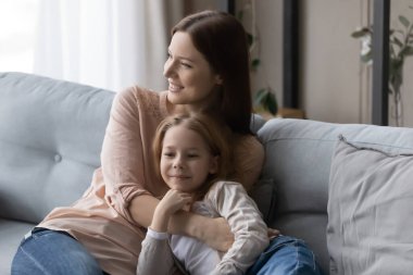 Genç anne ve küçük kızı evde dinleniyor.