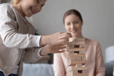 Küçük kız anneyle oyun oynuyor.