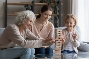 Mutlu üç nesil kadınlar evde birlikte oynuyorlar.