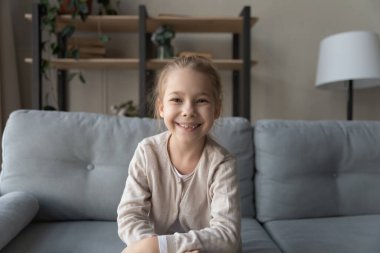 Videoda gülümseyen küçük bir kızın portresi.