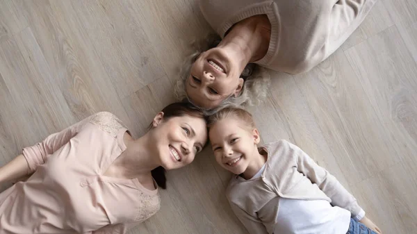 Обзор портрета счастливых трех поколений женщин — стоковое фото