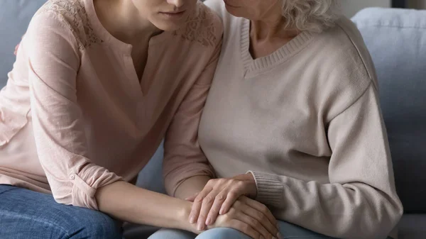 Apoyo madura madre comodidad molesto hija adulta — Foto de Stock