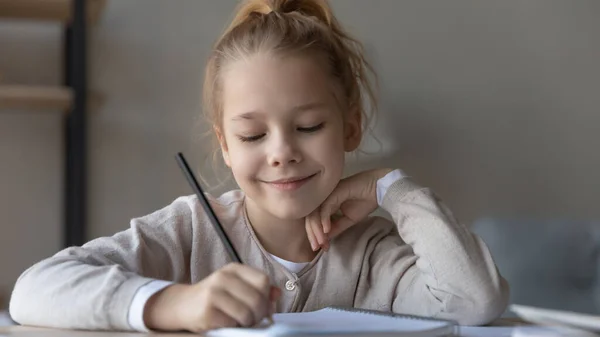 Glimlachend meisje studeert thuis voor school — Stockfoto