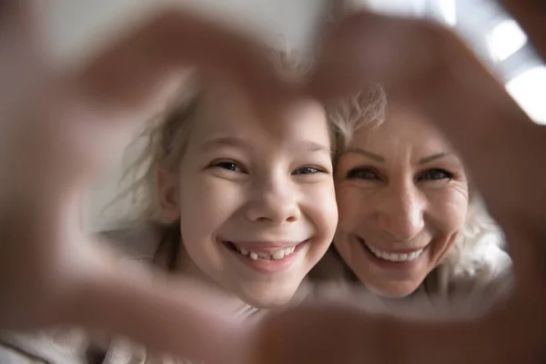 Retrato de avó e neta fazer selfie juntos — Fotografia de Stock