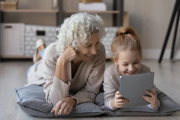 Avó feliz e neta usando tablet juntos — Fotografia de Stock