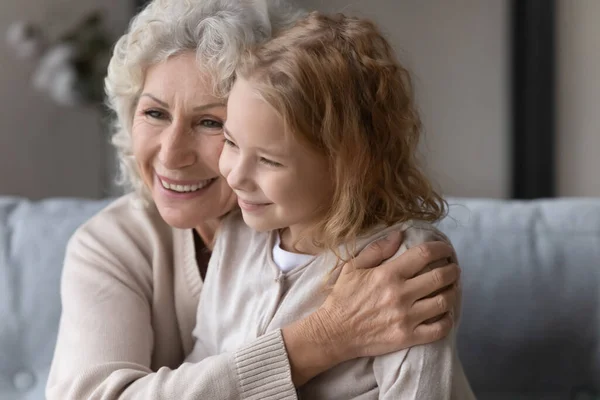 Houden van senior oma knuffel knuffel schattig klein kleindochter — Stockfoto