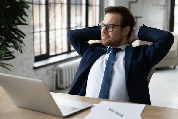 Glad affärsman titta i avstånd tänkande eller drömmer — Stockfoto