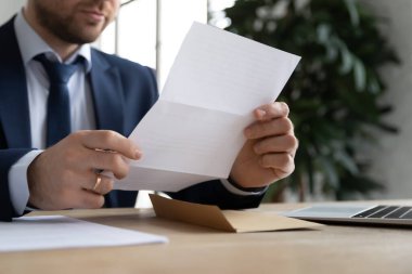 Erkek işverenin kapatılması ofiste kağıt okuması