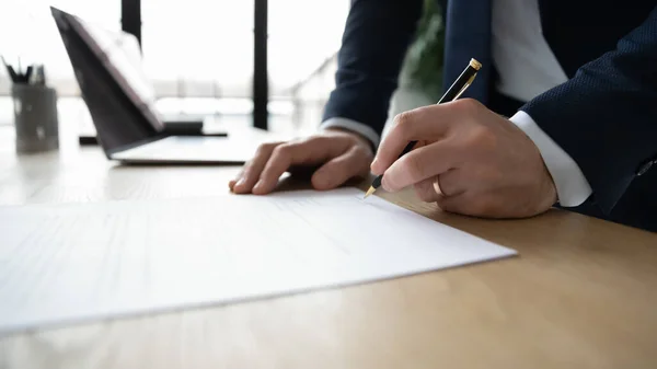 Primer plano del hombre de negocios firmar documento de contrato en papel — Foto de Stock