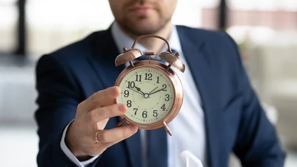 Nahaufnahme von Geschäftsmann hält Uhr mit Zeitlimit — Stockfoto