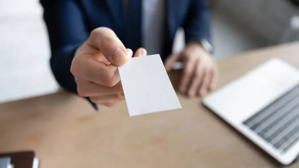 Close-up van mannelijke werknemer bieden visitekaartje aan de klant — Stockfoto