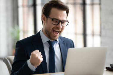 Heyecanlı iş adamı internette iyi bir iş teklifi aldı
