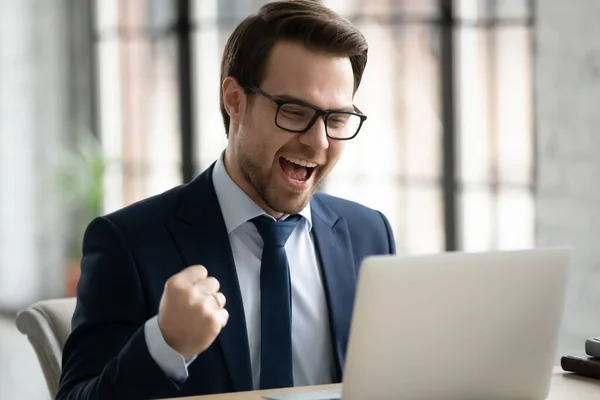 Excited businessman get good business offer online — Stock Photo, Image