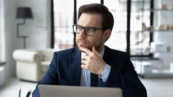 Pensativo jefe masculino mirar en la distancia pensamiento ponderación —  Fotos de Stock