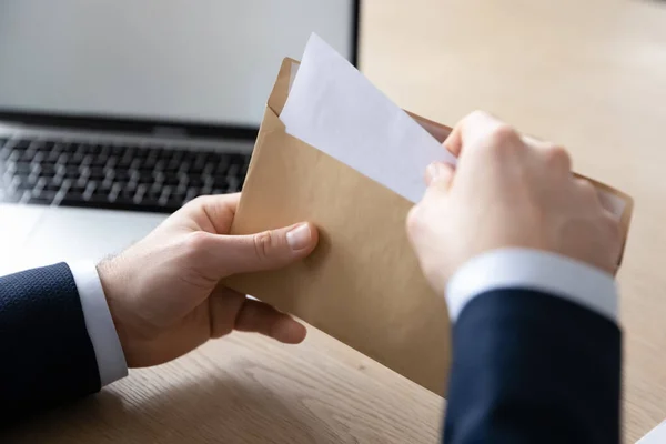 Tutup amplop terbuka karyawan laki-laki dengan surat — Stok Foto