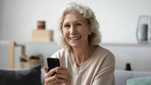 Porträt einer modernen reifen Frau mit Smartphone-Gadget — Stockfoto
