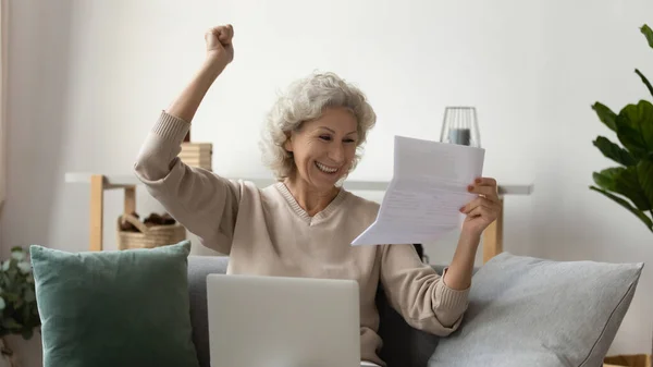 Ευτυχισμένη ώριμη γυναίκα διαβάσει καλά νέα στην αλληλογραφία χαρτί — Φωτογραφία Αρχείου