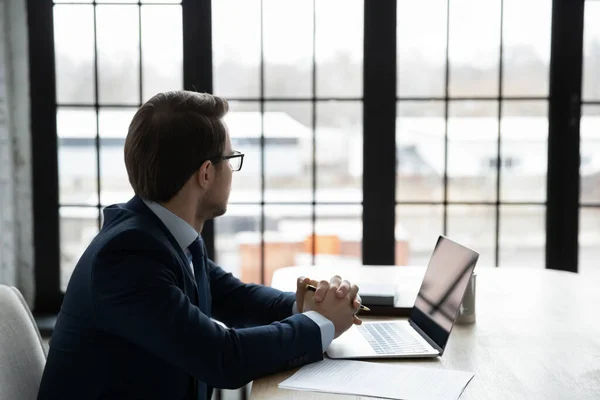 El hombre de negocios exitoso mira en la planificación a distancia o el pensamiento — Foto de Stock