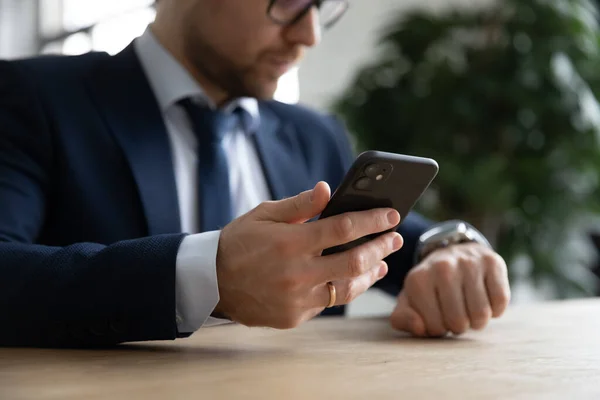 Primer plano de hombre de negocios multitarea con aparatos en el lugar de trabajo — Foto de Stock