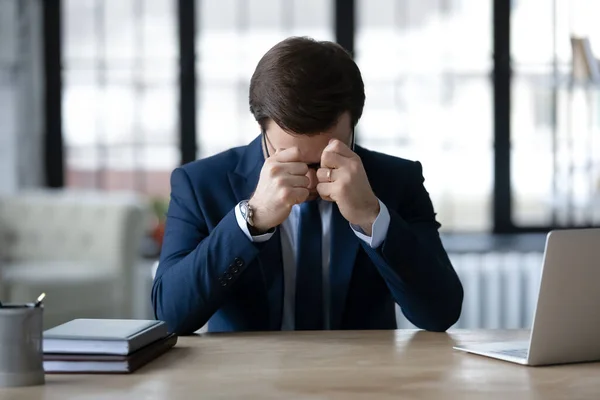 Jefe masculino angustiado se siente frustrado con el fracaso del negocio — Foto de Stock