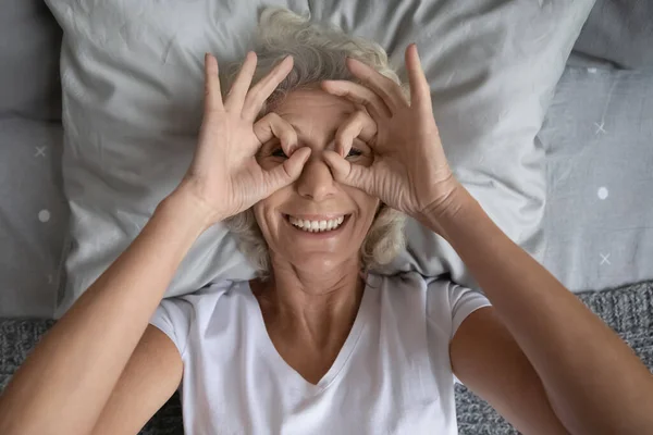Potret wanita tua yang terlalu gembira bersenang-senang di rumah — Stok Foto