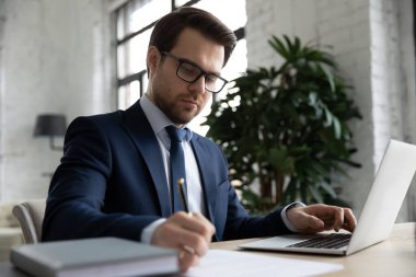 Ciddi Kafkas işvereni ofiste notlar alıyor.