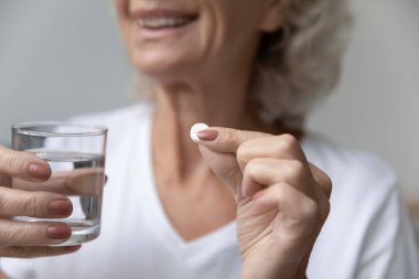 Gülümseyen ve vitamin alan son sınıf kadınlarına yakın durun.