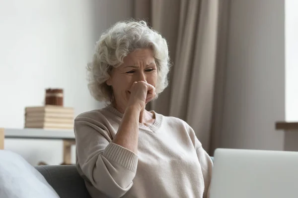 Szomorú idős nő úgy érzi, stresszes olvasás rossz hír a laptopon — Stock Fotó