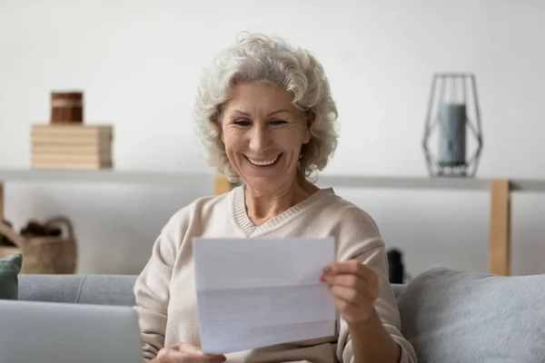 Ευτυχισμένη ηλικιωμένη γυναίκα διαβάζει ευχάριστα νέα στην ταχυδρομική αλληλογραφία — Φωτογραφία Αρχείου