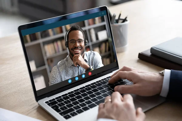 Empregado masculino tem chamada de vídeo com cliente internacional — Fotografia de Stock