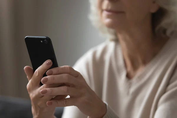 Primo piano di donna matura navigazione gadget smartphone — Foto Stock