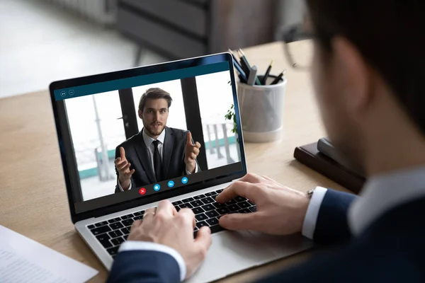Vista posterior de hombre de negocios tienen videollamada con socio de negocios —  Fotos de Stock