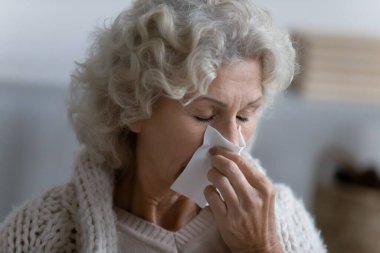 Sağlıksız olgun kadın evde rhinitis 'ten muzdarip.